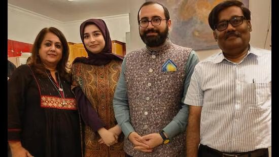 ਗੋਲ ਚੱਕਰ | ਵਿਰੋਧ ਦੀਆਂ ਕਵਿਤਾਵਾਂ ਨਾਲ ਉਦਾਸ ਰੁੱਤਾਂ ਨਾਲ ਲੜਨਾ