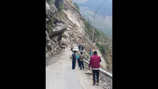 ਚੰਬਾ-ਭਰਮੌਰ ਹਾਈਵੇ ‘ਤੇ ਜ਼ਮੀਨ ਖਿਸਕਣ ਕਾਰਨ ਆਵਾਜਾਈ ਠੱਪ ਹੋ ਗਈ ਹੈ