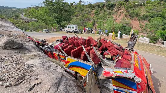 ਜੰਮੂ-ਕਸ਼ਮੀਰ ਦੇ ਊਧਮਪੁਰ ‘ਚ ਓਵਰਲੋਡ ਬੱਸ ਪਹਾੜੀ ਤੋਂ ਹੇਠਾਂ ਡਿੱਗੀ, ਆਟੋ ਨਾਲ ਟਕਰਾ ਗਈ, 21 ਦੀ ਮੌਤ