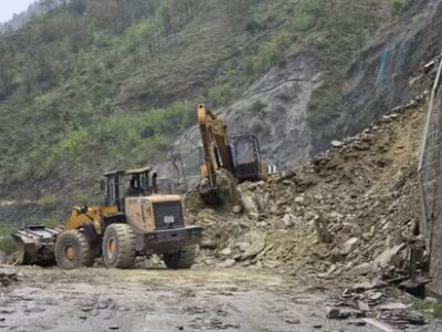 ਜੰਮੂ-ਸ੍ਰੀਨਗਰ NH ਵੱਡੇ ਢਿੱਗਾਂ ਡਿੱਗਣ ਤੋਂ ਬਾਅਦ ਅੰਸ਼ਕ ਤੌਰ 'ਤੇ ਬਹਾਲ ਹੋ ਗਿਆ ਹੈ