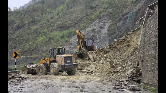 ਜੰਮੂ-ਸ੍ਰੀਨਗਰ NH ਵੱਡੇ ਢਿੱਗਾਂ ਡਿੱਗਣ ਤੋਂ ਬਾਅਦ ਅੰਸ਼ਕ ਤੌਰ ‘ਤੇ ਬਹਾਲ ਹੋ ਗਿਆ ਹੈ