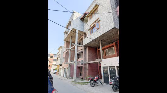 ਦਹਾਕਿਆਂ ਦੀ ਸਿਆਸੀ ਸਰਪ੍ਰਸਤੀ ਚੰਡੀਗੜ੍ਹ ਵਿੱਚ 22,000 ਇਮਾਰਤੀ ਉਲੰਘਣਾਵਾਂ ਨੂੰ ਢਾਲ ਦਿੰਦੀ ਹੈ