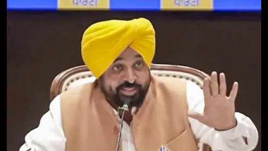 ‘ਪੰਜਾਬ ਦੇ ਗੱਦਾਰ’: ‘ਆਪ’ ਪਾਰਟੀ ਦੇ ਮੈਂਬਰਾਂ ਦੇ ਦਲ-ਬਦਲੀ ‘ਤੇ ਮੁੱਖ ਮੰਤਰੀ ਭਗਵੰਤ ਮਾਨ