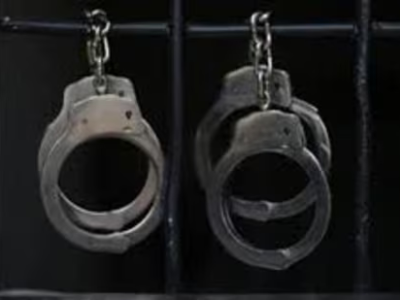 ਪੰਜਾਬ: ਸਰਕਾਰੀ ਖ਼ਜ਼ਾਨੇ ਨੂੰ ਨੁਕਸਾਨ ਪਹੁੰਚਾਉਣ ਦੇ ਦੋਸ਼ ਹੇਠ 2 ਏਡੀਸੀ ਰੈਂਕ ਦੇ ਅਧਿਕਾਰੀ ਗ੍ਰਿਫ਼ਤਾਰ, 14 ਹੋਰਾਂ ਖ਼ਿਲਾਫ਼ ਕੇਸ ਦਰਜ