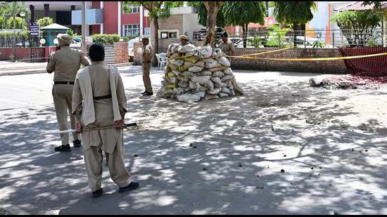 ਯੂਟੀ ਵਿੱਚ ਭਾਜਪਾ ਹੈੱਡਕੁਆਰਟਰ ਦੇ ਬਾਹਰ ਧਮਾਕਾ: ਰੋਪੜ ਤੋਂ ਦੋ ਸ਼ੱਕੀ ਗ੍ਰਿਫ਼ਤਾਰ