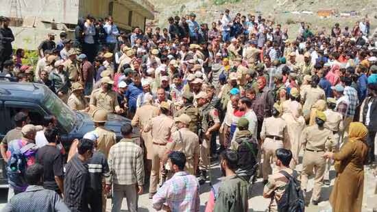 ਰਾਮਬਨ ‘ਚ ਪਸ਼ੂ ਲੈ ਕੇ ਜਾ ਰਹੇ ਵਿਅਕਤੀ ‘ਤੇ ਹਮਲਾ, ਨਦੀ ‘ਚ ਛਾਲ ਮਾਰ ਕੇ ਲਾਪਤਾ: ਪੁਲਿਸ