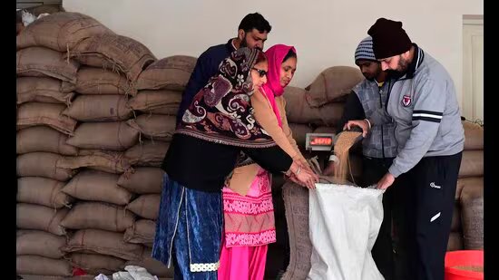 ਰਾਸ਼ਨ ਕਾਰਡ ਫ੍ਰੀਜ਼ ਹੋਣ ਨਾਲ ਲੁਧਿਆਣਾ ਵਿੱਚ ਬਹੁਤ ਸਾਰੇ ਯੋਗ ਪਰਿਵਾਰ PDS ਤੋਂ ਬਾਹਰ ਹੋ ਗਏ ਹਨ