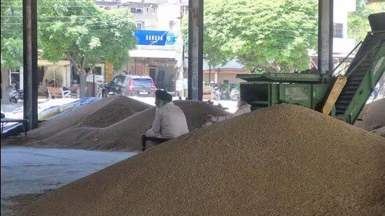 ਵਿਸਾਖੀ ਨੂੰ ਲੈ ਕੇ ਆੜਤੀਆਂ ਦੀ ਹੜਤਾਲ ਕਾਰਨ ਸੰਗਰੂਰ ਵਿੱਚ ਕਣਕ ਦੀ ਖਰੀਦ ਠੱਪ