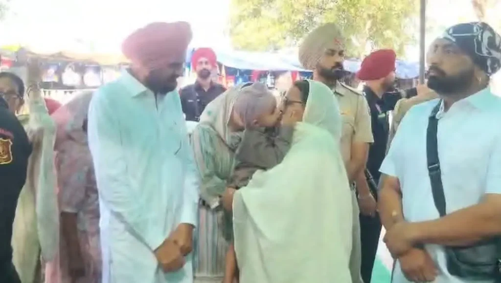 ਰੋਂਦੀ ਮਾਂ ਨੂੰ ਲਾਡ ਲਡਾਉਂਦਾ ‘ਨਿੱਕਾ ਸਿੱਧੂ’: ਸਿੱਧੂ ਮੂਸੇਵਾਲਾ ਦੀ ਬਰਸੀ ‘ਤੇ ਮਾਤਾ ਚਰਨ ਕੌਰ ਦੀ ਭਾਵੁਕ ਤਸਵੀਰ ਹੋਈ ਵਾਇਰਲ