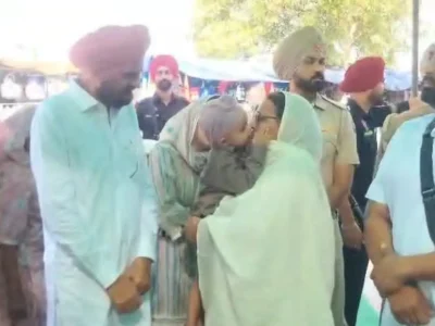 ਰੋਂਦੀ ਮਾਂ ਨੂੰ ਲਾਡ ਲਡਾਉਂਦਾ 'ਨਿੱਕਾ ਸਿੱਧੂ': ਸਿੱਧੂ ਮੂਸੇਵਾਲਾ ਦੀ ਬਰਸੀ 'ਤੇ ਮਾਤਾ ਚਰਨ ਕੌਰ ਦੀ ਭਾਵੁਕ ਤਸਵੀਰ ਹੋਈ ਵਾਇਰਲ