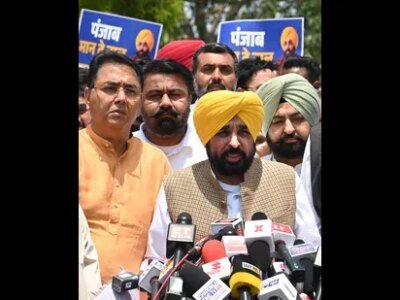 ਪ੍ਰਧਾਨ ਨਾਲ ਮੁਲਾਕਾਤ: ਮਾਨ ਨੇ 'ਆਪ' ਦਲ-ਬਦਲੂਆਂ ਨੂੰ ਵਾਪਸ ਬੁਲਾਉਣ ਦੀ ਮੰਗ ਕੀਤੀ, ਚੱਢਾ ਨੇ ਬਦਲਾਖੋਰੀ ਦੀ ਸਿਆਸਤ ਦੇ ਲਾਏ ਦੋਸ਼