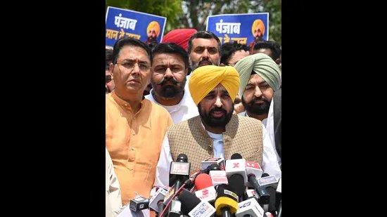 ਪ੍ਰਧਾਨ ਨਾਲ ਮੁਲਾਕਾਤ: ਮਾਨ ਨੇ ‘ਆਪ’ ਦਲ-ਬਦਲੂਆਂ ਨੂੰ ਵਾਪਸ ਬੁਲਾਉਣ ਦੀ ਮੰਗ ਕੀਤੀ, ਚੱਢਾ ਨੇ ਬਦਲਾਖੋਰੀ ਦੀ ਸਿਆਸਤ ਦੇ ਲਾਏ ਦੋਸ਼