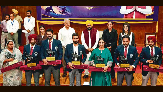 ਪੰਜਾਬ ਦੇ ਮੁੱਖ ਮੰਤਰੀ ਨੇ 87 ਖਿਡਾਰੀਆਂ ਨੂੰ ਮਹਾਰਾਜਾ ਰਣਜੀਤ ਸਿੰਘ ਐਵਾਰਡ ਨਾਲ ਸਨਮਾਨਿਤ ਕੀਤਾ