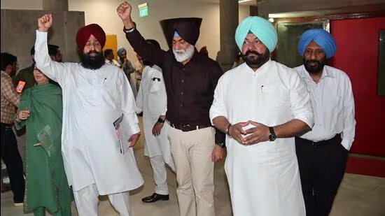 ਪੰਜਾਬ ਵਿਧਾਨ ਸਭਾ 'ਚ ਮੁੱਖ ਮੰਤਰੀ ਅਤੇ ਕਾਂਗਰਸੀ ਵਿਧਾਇਕਾਂ 'ਚ ਟਕਰਾਅ ਦਾ ਡਰਾਮਾ