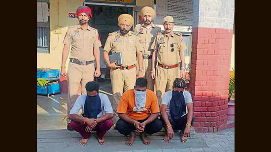 ਲੁਧਿਆਣਾ: ਸਾਬਕਾ ਫੌਜੀ ਤੇ ਬੇਟੇ ਦੀ ਕੁੱਟਮਾਰ ਦੇ ਦੋਸ਼ ‘ਚ 7 MC ਸਟਾਫ ਮੁਅੱਤਲ; 3 ਮੁਲਜ਼ਮ ਕਾਬੂ