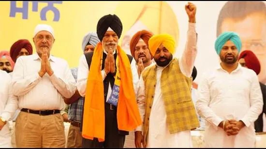 ਸਾਬਕਾ ਅਕਾਲੀ ਮੰਤਰੀ ਰੱਖੜਾ ‘ਆਪ’ ‘ਚ ਸ਼ਾਮਲ; ਮਾਨ ਉਸ ਨੂੰ ਇਮਾਨਦਾਰ ਆਗੂ ਕਹਿੰਦੇ ਹਨ