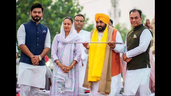 ‘ਕੂੜ ਤੇ ਗੁੰਮਰਾਹਕੁੰਨ ਪ੍ਰਚਾਰ’: ਭਗਵੰਤ ਮਾਨ ਨੇ ਵਾਇਰਲ ਵੀਡੀਓ ‘ਤੇ ਅਕਾਲ ਤਖ਼ਤ ਦੇ ਫ਼ਰਮਾਨ ਨੂੰ ਕੀਤਾ ਰੱਦ
