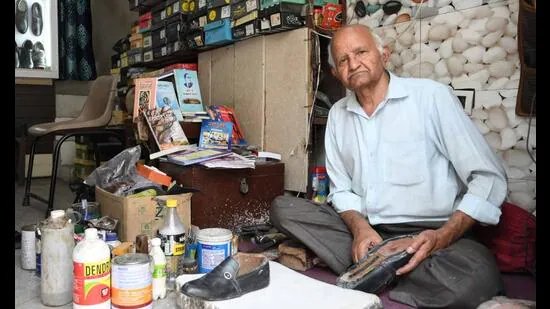 ਗੋਲ ਚੱਕਰ | ਸ਼ਾਇਰੀ, ਹੰਕਾਰ ਮੋਚੀ ਦੀ ਹੱਟੀ ਵਿੱਚੋਂ ਨਿਕਲਦਾ ਹੈ