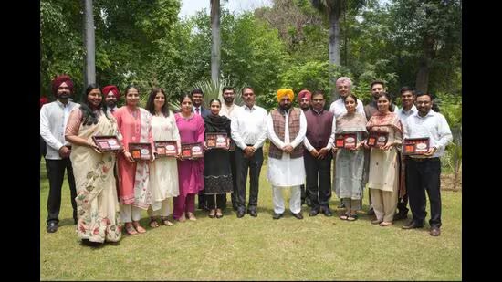 ਮਾਨ ਨੇ ਰਾਜ ਦੇ UPSC ਪ੍ਰਾਪਤੀਆਂ ਨੂੰ ਸਨਮਾਨਿਤ ਕੀਤਾ, ਮਿਆਰੀ ਸਿੱਖਿਆ ਦਾ ਸਮਰਥਨ ਕੀਤਾ