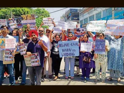 ਲੁਧਿਆਣਾ: ਆਵਾਰਾ ਖਾਣ ਬਾਰੇ ਟਿੱਪਣੀ ਨੂੰ ਲੈ ਕੇ ਵਿਧਾਇਕ ਦੀ ਰਿਹਾਇਸ਼ ਦੇ ਬਾਹਰ ਪ੍ਰਦਰਸ਼ਨ