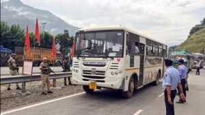 J&K LG ਸਿਨਹਾ ਨੇ ਅਮਰਨਾਥ ਯਾਤਰਾ ਨੂੰ ਹਰੀ ਝੰਡੀ ਦਿਖਾਈ; ਕਸ਼ਮੀਰ ਵਿੱਚ ਪਹਿਲੇ ਜਥੇ ਦਾ ਨਿੱਘਾ ਸਵਾਗਤ