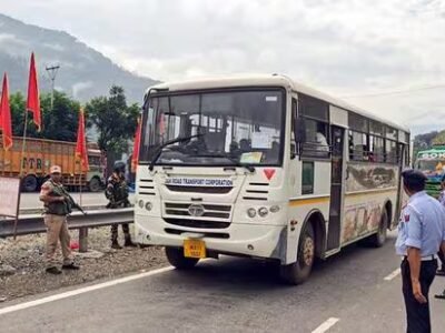 J&K LG ਸਿਨਹਾ ਨੇ ਅਮਰਨਾਥ ਯਾਤਰਾ ਨੂੰ ਹਰੀ ਝੰਡੀ ਦਿਖਾਈ; ਕਸ਼ਮੀਰ ਵਿੱਚ ਪਹਿਲੇ ਜਥੇ ਦਾ ਨਿੱਘਾ ਸਵਾਗਤ