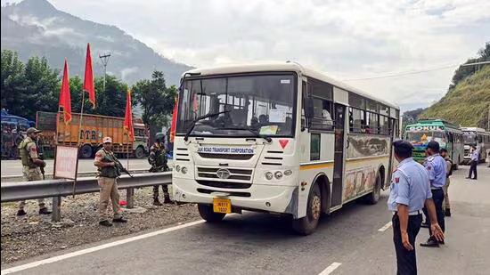 J&K LG ਸਿਨਹਾ ਨੇ ਅਮਰਨਾਥ ਯਾਤਰਾ ਨੂੰ ਹਰੀ ਝੰਡੀ ਦਿਖਾਈ; ਕਸ਼ਮੀਰ ਵਿੱਚ ਪਹਿਲੇ ਜਥੇ ਦਾ ਨਿੱਘਾ ਸਵਾਗਤ
