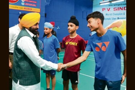 ਮਾਨ ਵੱਲੋਂ ਜਲੰਧਰ ਦੇ ਇਤਿਹਾਸਕ ਰਾਏਜ਼ਾਦਾ ਹੰਸਰਾਜ ਸਟੇਡੀਅਮ ਦੇ ਇਨਡੋਰ ਬੈਡਮਿੰਟਨ ਹਾਲ ਲਈ 2 ਕਰੋੜ ਰੁਪਏ ਦੇਣ ਦਾ ਐਲਾਨ