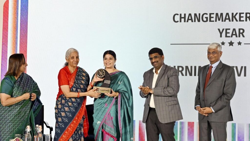 ‘ਸਟੋਰਕ ਸਿਸਟਰ’ ਪੂਰਨਿਮਾ ਦੇਵੀ ਨੇ ਬਿਜ਼ਨਸਲਾਈਨ ਚੇਂਜਮੇਕਰ ਆਫ ਦਿ ਈਅਰ ਅਵਾਰਡ ਜਿੱਤਿਆ; ਬਾਰਡਰ ਰੋਡਜ਼ ਆਰਗੇਨਾਈਜ਼ੇਸ਼ਨ ਅਤੇ ਐਮਆਰ ਰਾਜਗੋਪਾਲ ਨੇ ਆਈਕੋਨਿਕ ਚੇਂਜਮੇਕਰਸ ਦਾ ਤਾਜ ਪਹਿਨਾਇਆ